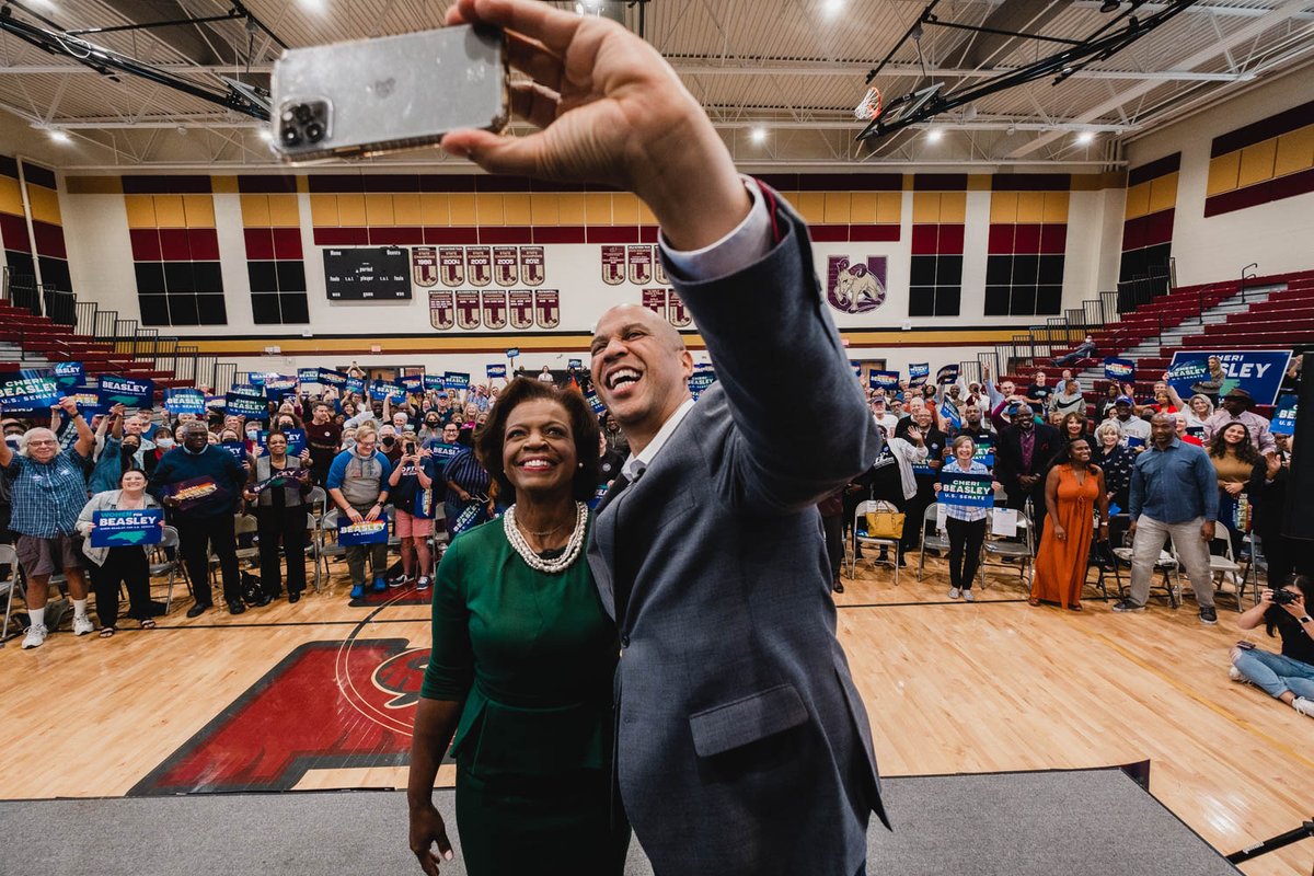 CheriBeasleyNC's tweet photo. We had a great day in Charlotte with @CoryBooker meeting supporters and volunteers getting ready for the first day of early voting in North Carolina. 

Thank you for spending the day with us (and for all the selfies)! https://t.co/PGDRHaVu4z