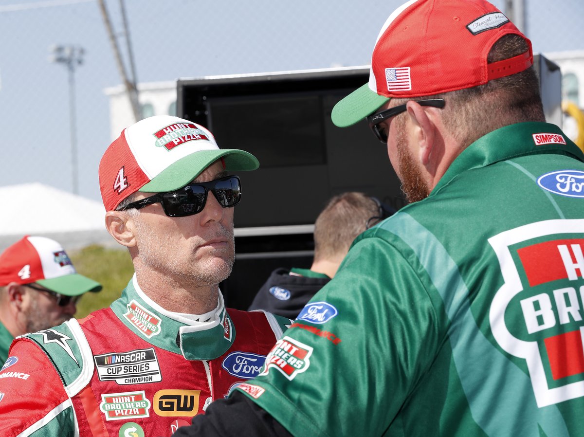 It’s race day in Las Vegas 🎲 RT if you’re watching @KevinHarvick today at @LVMotorSpeedway! #HBPRacing #SouthPoint400