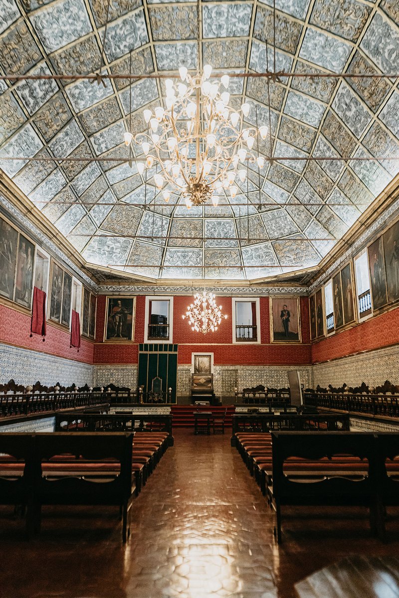 UnivdeCoimbra's tweet photo. A Sala dos Capelos, situada no Paço das Escolas, é uma das salas mais importantes da UC, onde se realizam atos solenes da vida académica, como os doutoramentos solenes, doutoramentos honoris causa, a investidura do reitor e as sessões de abertura solene das aulas. 🤩

#UCoimbra https://t.co/dxe5DdcsDG