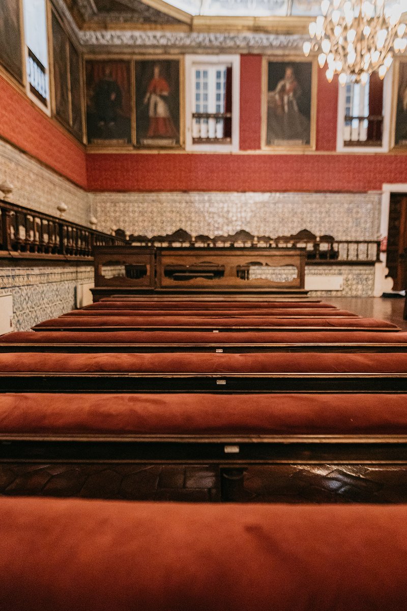 UnivdeCoimbra's tweet photo. A Sala dos Capelos, situada no Paço das Escolas, é uma das salas mais importantes da UC, onde se realizam atos solenes da vida académica, como os doutoramentos solenes, doutoramentos honoris causa, a investidura do reitor e as sessões de abertura solene das aulas. 🤩

#UCoimbra https://t.co/dxe5DdcsDG