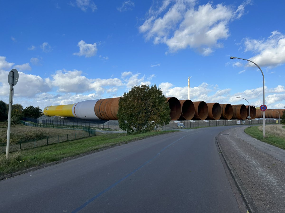 RainerReelfs's tweet photo. Das sind die Mono-Piles für Offshore Windkraftanlagen-am Produktionsstandort #Steelwind in Blexen. Durchmesser ca. 5m und Länge ca. 50m https://t.co/fv67vjuN2E