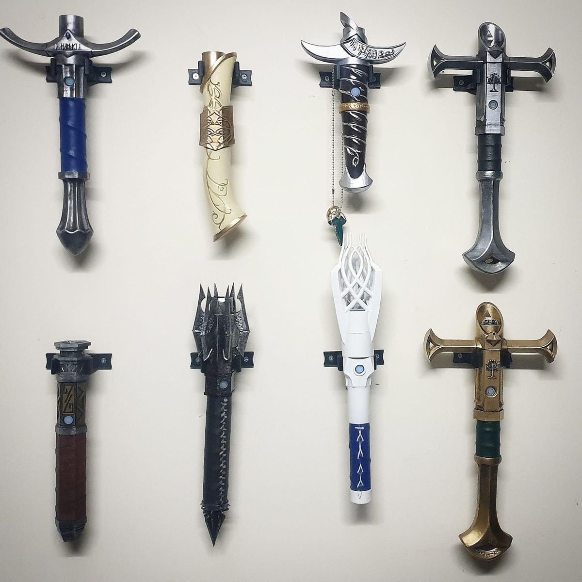 hatredlesbo's tweet photo. these lotr inspired lightsabers 😭😭 it's a need https://t.co/5NiUeJGQ9g