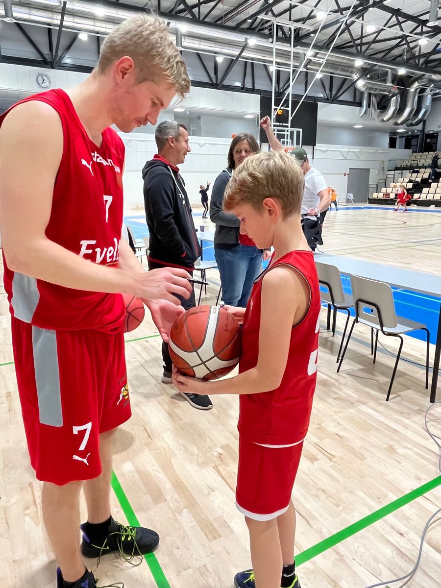 UraBasket's tweet photo. Tänään pelattiin ensimmäinen kotipeli tällä kaudella. Se oli myös ensimmäinen uudessa kotisalissa. Voitto tuli pelissä, mutta suurimmat voitot seuran kannalta on näissä hetkissä. Matias pistää nimen Laurin palloon. Ja molemmat pääsivät pelaamaan kavereidensa kanssa. #uraperhe https://t.co/5jvhefstqb