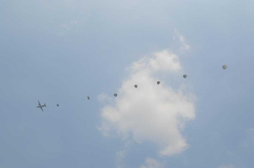 suryacommand's tweet photo. #IndianArmy
On the occasion of Para Reunion, Lt Gen Y Dimri, GOC-in-C, #SuryaCommand &amp; the airborne fraternity paid homage to their #bravehearts at Agra. Later, the Army Commander led the Command Parachute Jump which witnessed participation by many #Veterans.
@adgpi https://t.co/dXNSEsyUzU