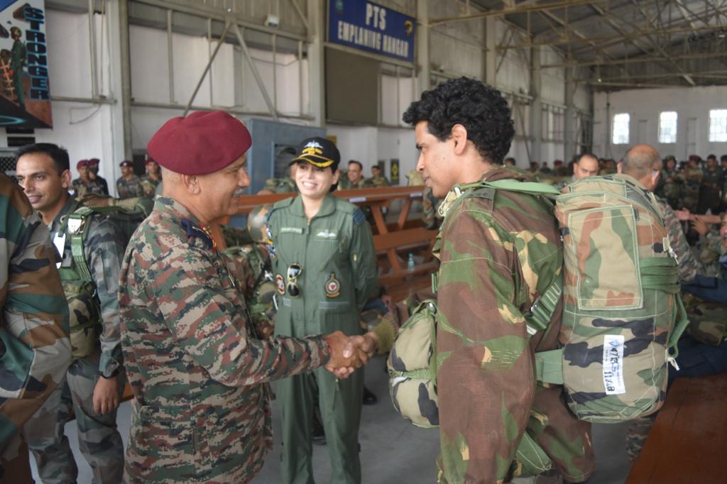suryacommand's tweet photo. #IndianArmy
On the occasion of Para Reunion, Lt Gen Y Dimri, GOC-in-C, #SuryaCommand &amp; the airborne fraternity paid homage to their #bravehearts at Agra. Later, the Army Commander led the Command Parachute Jump which witnessed participation by many #Veterans.
@adgpi https://t.co/dXNSEsyUzU
