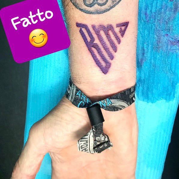 BreakMeDownIT's tweet photo. Yesterday we had a blast at @lacuna_coil concert in Milan! π₯
It was also a great opportunity to meet friends from all over the world!
We would like to pay tribute with this post to Charlieβ¦he is the first who did a BMD tattoo, even before the band itself!
π
#breakmedownit https://t.co/UOD1LYh8pA