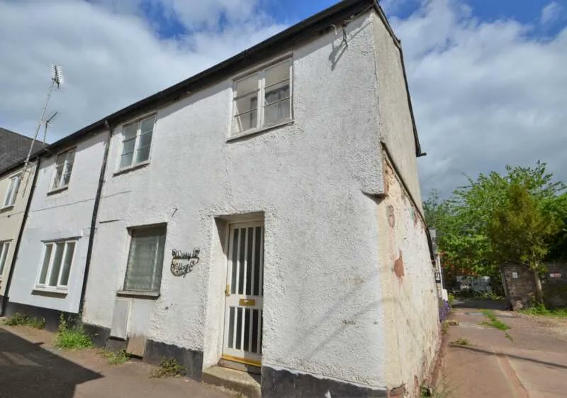 🔥 Offers in Excess Of £100,000 🔥Ideal #firsttimebuyer or as an #investmentproperty. Charming two bed cottage, situated just off of the High Street. 

🏡 Dairy Cottage, Middle Mill Lane, #Cullompton
🌐 seddons.com/view-property/…
📞 01884 32100
 
#EstateAgents #MidDevon