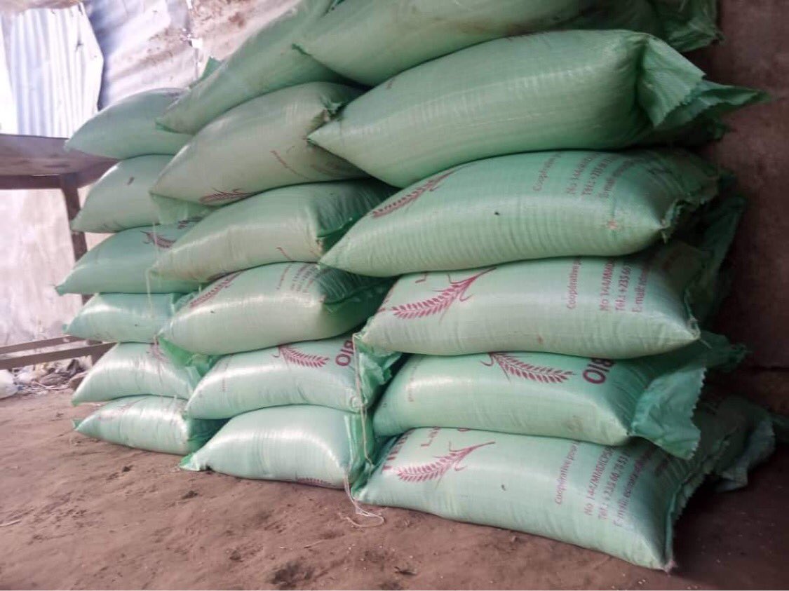 UNDR_Tchad's tweet photo. L’initiative caritative de nos militants en faveur des sinistrés de Walia a permis de mobiliser l’équivalent de 3 jours de rations alimentaires. Elles seront distribuées à plus de 200 familles que nous avons recensées au lycée de Walia.
Nos efforts se poursuivent. https://t.co/RtVBwf375Y