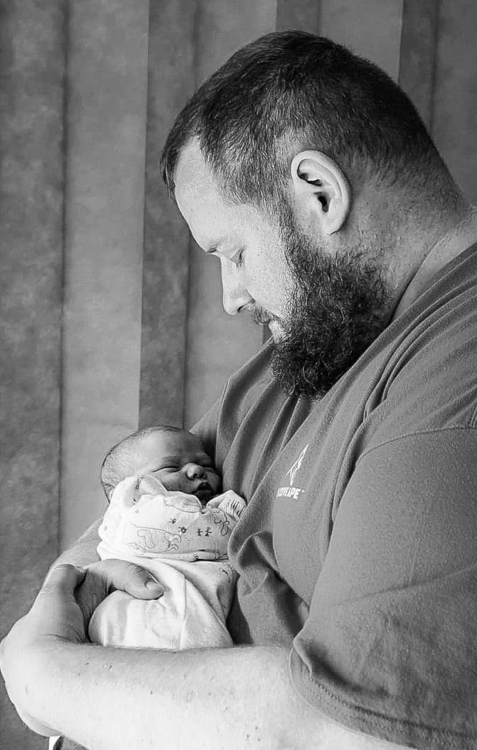 BabyPara2's tweet photo. One week on from become a dad. It's mental. Sleep deprived, not a clue what I'm doing. But totally in love with Matilda Eve Tavia Price. #needhelp #newdad https://t.co/B72eGyp0Fa