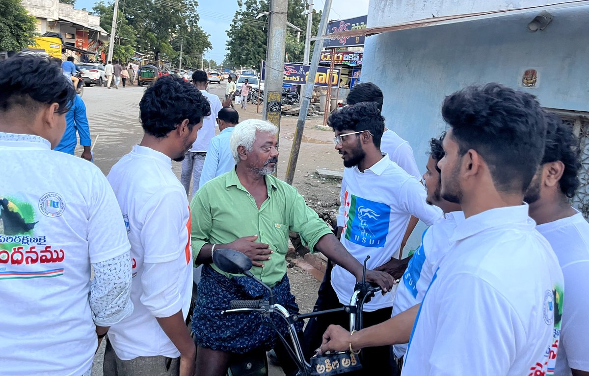 RakeshM15711962's tweet photo. #Day3 #16october2022
మునుగోడు ఉప ఎన్నికలు సందర్భంగా నియోజకవర్గ ఓటర్లను కాంగ్రెస్ పార్టీ బలపరిచిన అభ్యర్థి పాల్వయ స్రవంతి గారికి పట్టం కట్టాలని ప్రజలను వేడుకున్న తెలంగాణ రాష్ట్ర NSUI జాయింట్ సెక్రటరీ రాకేష్ ముదిరాజ్
@INCIndia @revanth_anumula @RahulGandhi @nsui @TSNSUI https://t.co/rAJU1Gjl6I
