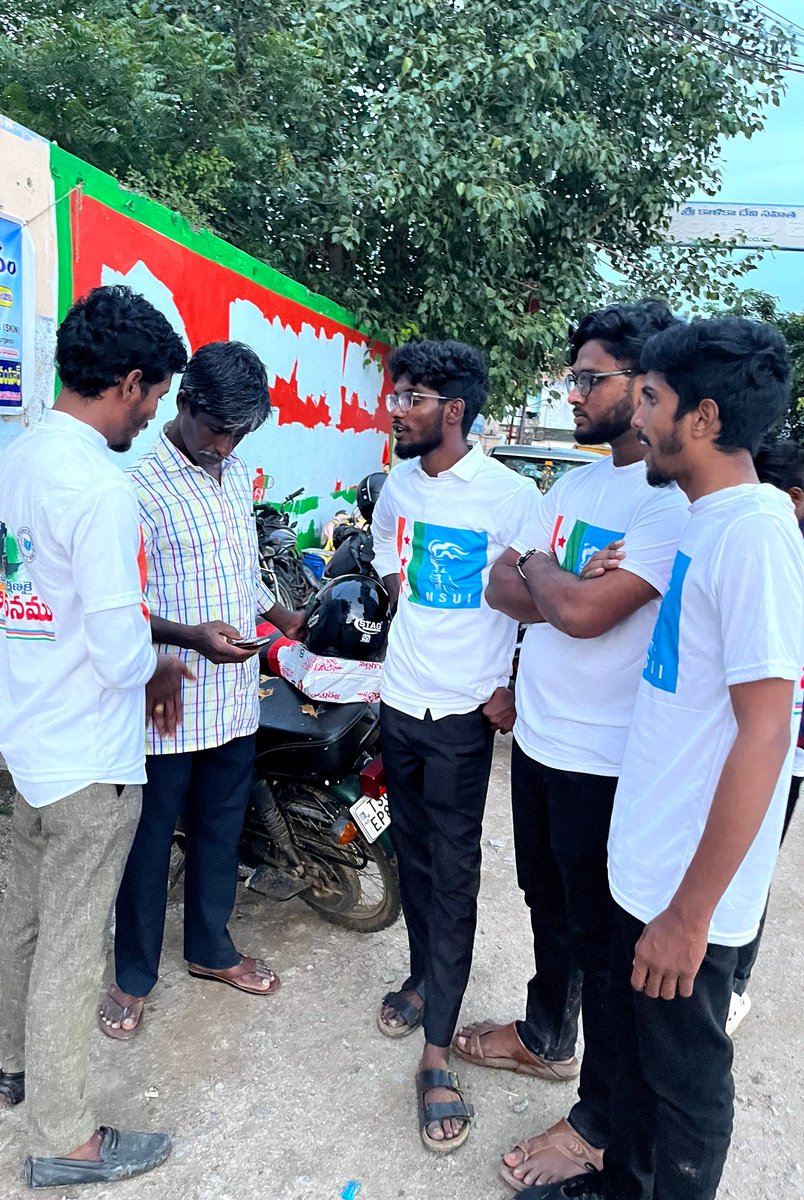 RakeshM15711962's tweet photo. #Day3 #16october2022
మునుగోడు ఉప ఎన్నికలు సందర్భంగా నియోజకవర్గ ఓటర్లను కాంగ్రెస్ పార్టీ బలపరిచిన అభ్యర్థి పాల్వయ స్రవంతి గారికి పట్టం కట్టాలని ప్రజలను వేడుకున్న తెలంగాణ రాష్ట్ర NSUI జాయింట్ సెక్రటరీ రాకేష్ ముదిరాజ్
@INCIndia @revanth_anumula @RahulGandhi @nsui @TSNSUI https://t.co/rAJU1Gjl6I