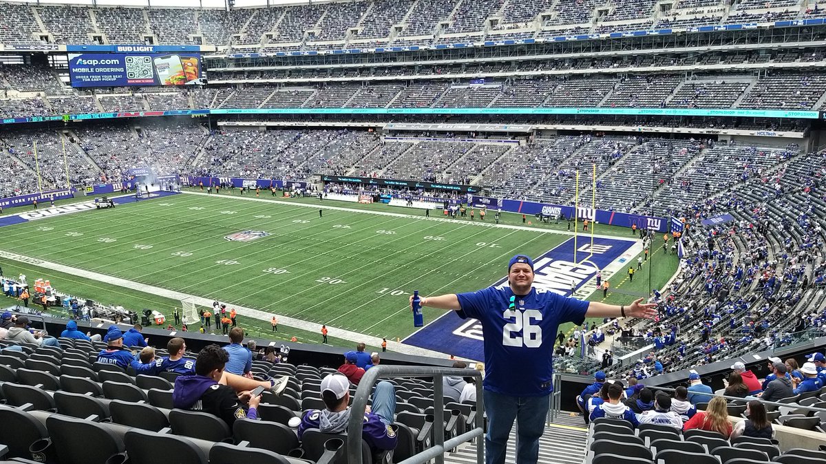titobomb's tweet photo. @100yardas_ Aquí en el Metlife, que me he venido a ver a Saquon vs Lamar... https://t.co/GCfXzNvlSJ