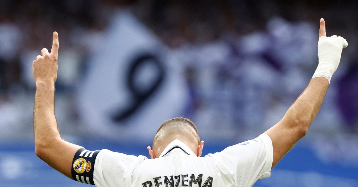 Reuters's tweet photo. Real Madrid go top after 3-1 win over Barcelona https://t.co/EDt9l3vZL4 https://t.co/gOSxRDJwAA