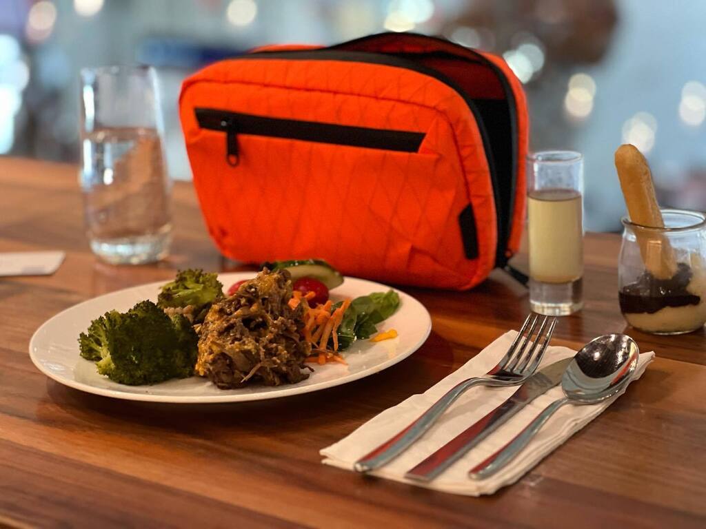 The @alpakagear Elements Tech Case is perfect for keeping my cables and more organized during travel, at the @americanexpress Centurion Lounge 

#EDC  #pouch #techpouch #teamorange #alpakagear, #sponsored #DFW instagr.am/p/CjyEv2hp7zJ/