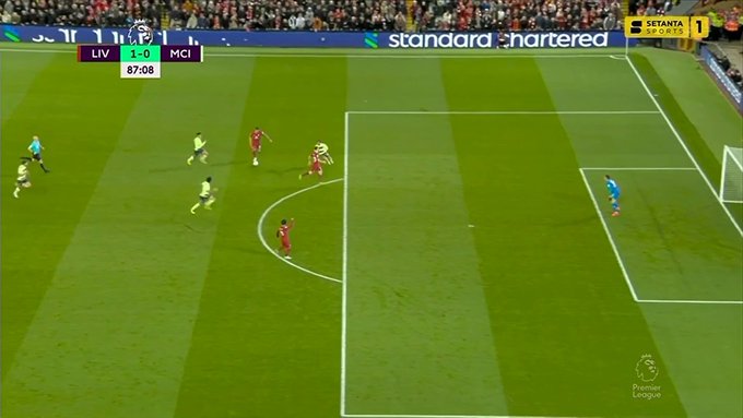 TrollFootball's tweet photo. Salah getting a taste of his own medicine. https://t.co/LsnWPVGyUN