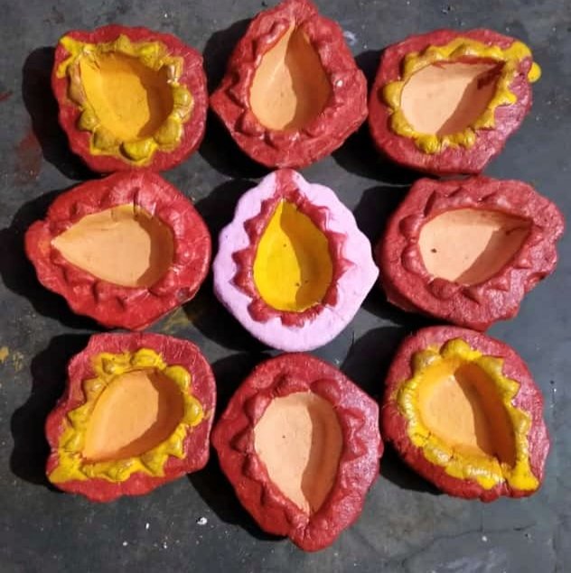 RIPARAIGARH's tweet photo. खास बनाइये अपनी दीपावली !
गोमये बसते लक्ष्मी. गोमये यमुना स्थिता
अष्टऐश्वर्यमयी लक्ष्मी गोमये बसते सदा

पावन गोमये को बरमकेला विकासखण्ड के हिर्री रिपा में SHG महिलाओं द्वारा दीया का स्वरूप दिया  गया है ।@ChhattisgarhCMO @bihan_cg_srlm @DPRChhattisgarh @RaigarhDist @TRIFoundation https://t.co/2Ayn2UywS5