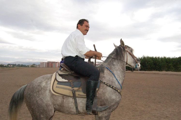 Bu gelen “Muhsin”dir, gülen yüzümüz.
Bu gelen “Başkan”dır, erkek sözümüz.
Bu gelen “Başbuğ”dur, kutlu izimiz!
Bir kez olup yüreğine sardın mı?

Cennet mekan, Koca Reis Muhsin Yazıcıoğlu..🇹🇷