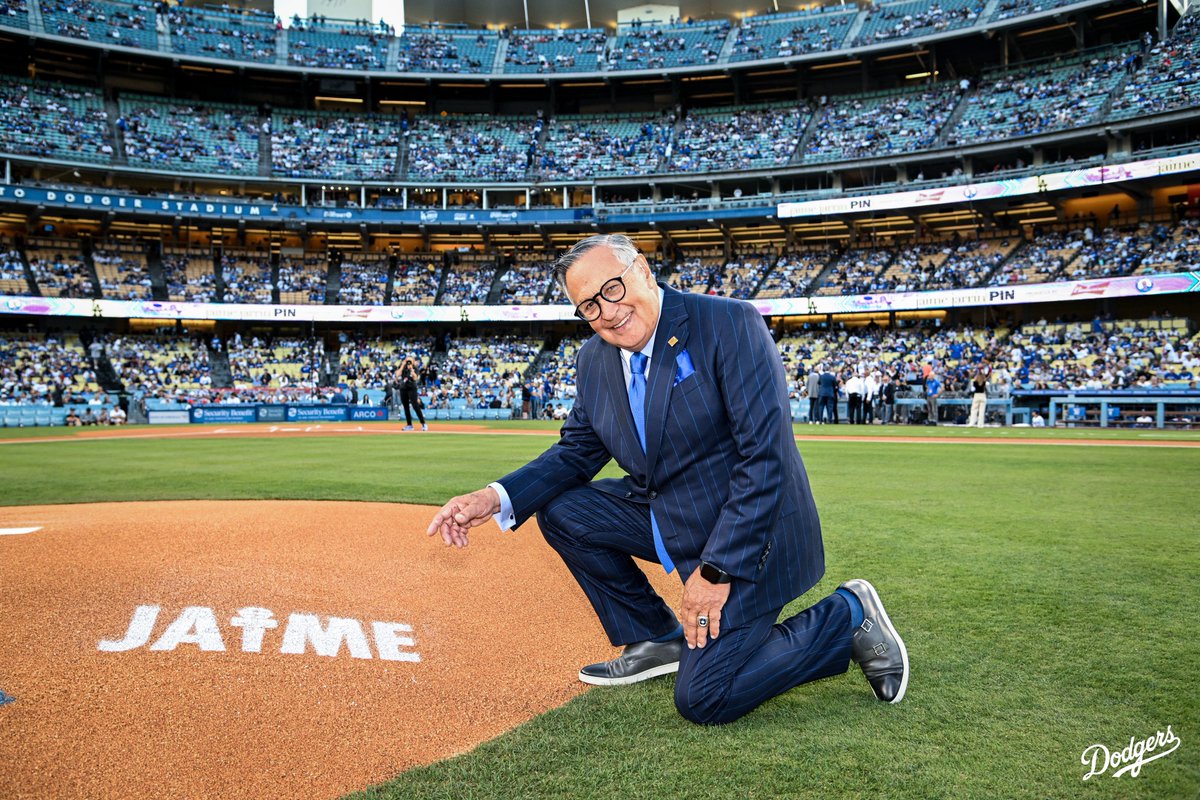 Dodgers's tweet photo. Leyenda. ⁣
⁣
Jaime, thank you for being an inspiration and for being our voice for 64 years. Congratulations on an incredible career. https://t.co/VPTbQXPA7j