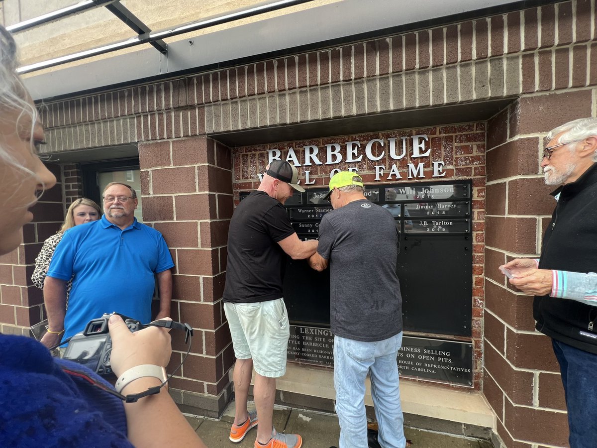 barbecuefest's tweet photo. Last week we honored the newest members of the Barbecue Wall of Fame! Inductees were recognized for their lifetime of service in the industry &amp; their continued commitment to keeping the tradition alive in Lexington, NC 👏🙌
#bbqwalloffame #lexingtonnc #worldsbestq #lexingtonstyle https://t.co/jJmVSWlLFD