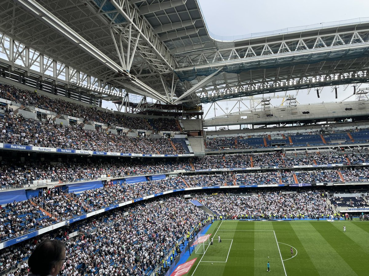ValeFernandez07's tweet photo. Tras varios años sin ir hoy me han invitado al #Bernabéu a ver #ElClasico y es brutal cómo está quedando. Pero el @realmadrid debe mejorar mucho la cobertura 5G para que la experiencia digital esté a la altura ya que no se pueden enviar vídeos ni apenas mensajes por saturación. https://t.co/U3xQVjV6FX
