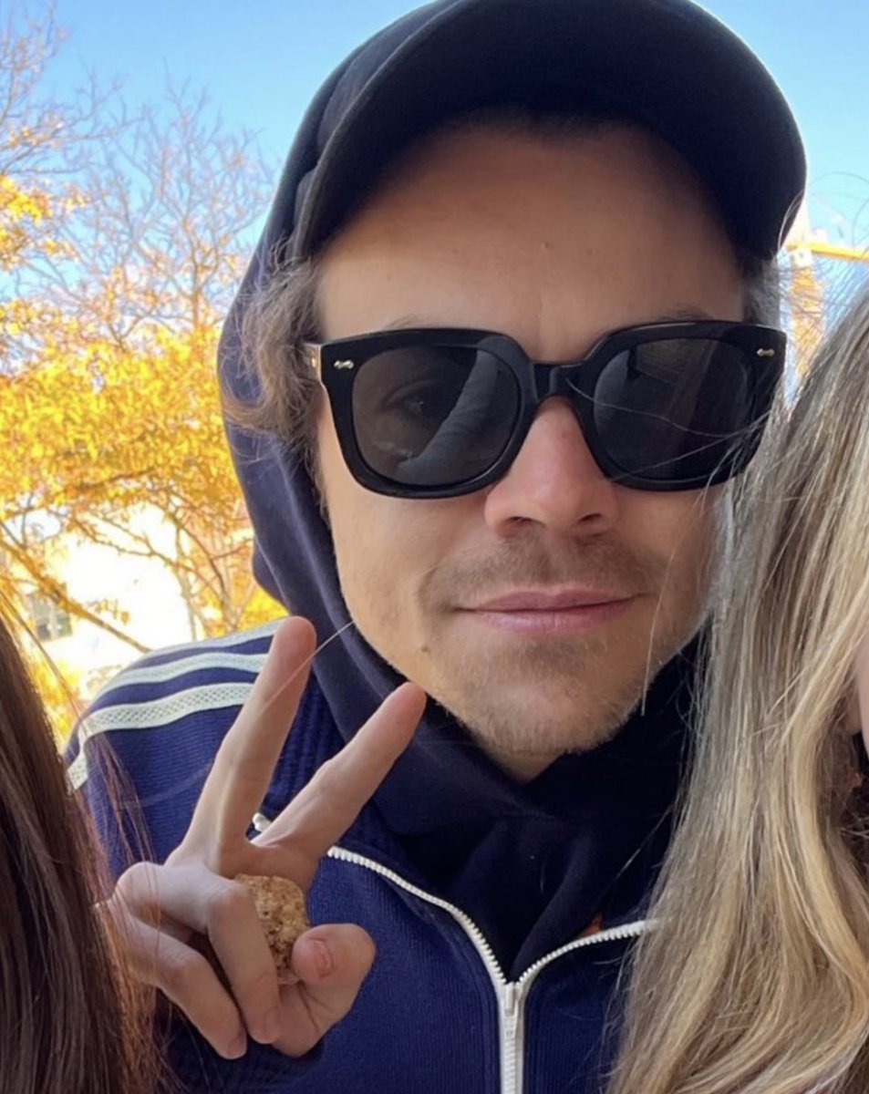 stylinarts's tweet photo. why is he holding a rock 😭 https://t.co/dywsQoTUSF