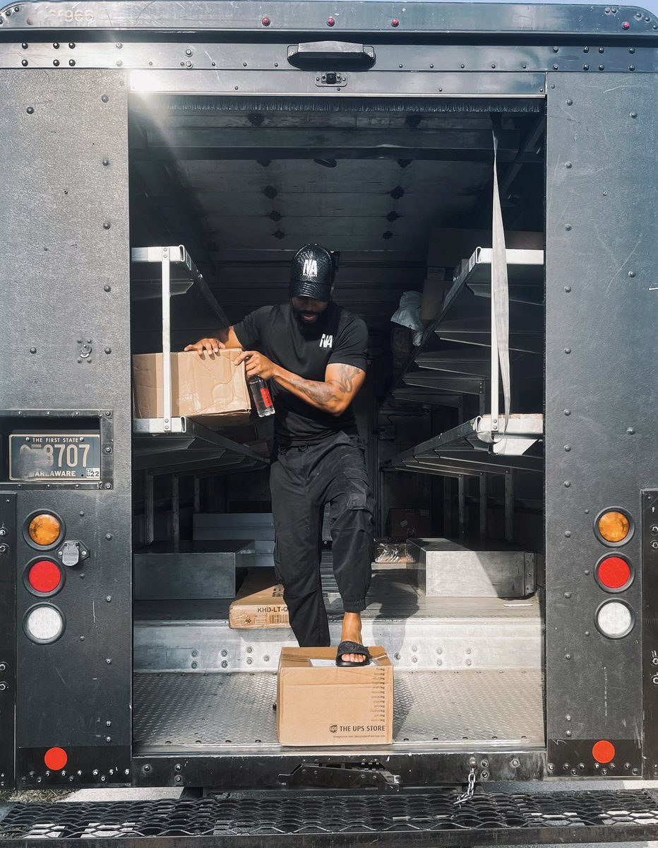 We packing out Shows and now H2O! <a href="/1naalkaline/">1NA Alkaline Water</a> water dropped! In 2 days we personally sold and delivered 1500 lbs to the local grocery stores from the muscle💪🏾💦🤞🏾🙏🏾 #1NAalkaline