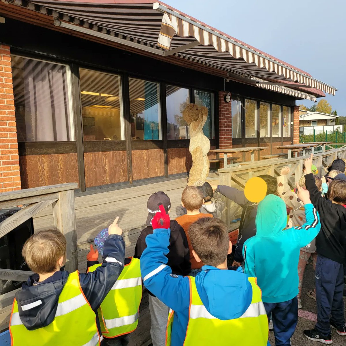 #Mimer nallen kom på besök och dansade loss med barnen i fredags på städdagen på #förskolan och #skolan  till allas stora förtjusning🐻🎊🎶! #ideburenskola #freinet
