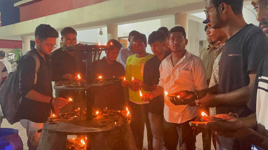 AllOdisha's tweet photo. ସାଢେ 4 କୋଟି ଓଡ଼ିଶା ବାସୀଙ୍କ ପ୍ରିୟ ନେତା ତଥା ଓଡ଼ିଶାର ମାନ୍ୟବର ମୁଖ୍ୟମନ୍ତ୍ରୀ ନବୀନ ପଟ୍ଟନାୟକ ଙ୍କ 77 ତମ ଜନ୍ମ ଦିବସରେ ତାଙ୍କର ସୁସ୍ଥ ଓ ଦୀର୍ଘାୟୁ ଜୀବନ କାମନା ପାଇଁ  All Odishsa technical Students Organaisation ତରଫରୁ ଭୁବନେଶ୍ବର ସ୍ଥିତ ରାମ ମନ୍ଦିର ଠାରେ ସାମୁହିକ ଦ୍ବୀପ ପ୍ରଜ୍ଜ୍ଵଳନ କରା ଯାଇଛି @Naveen_Odisha https://t.co/OTZStTlc3P