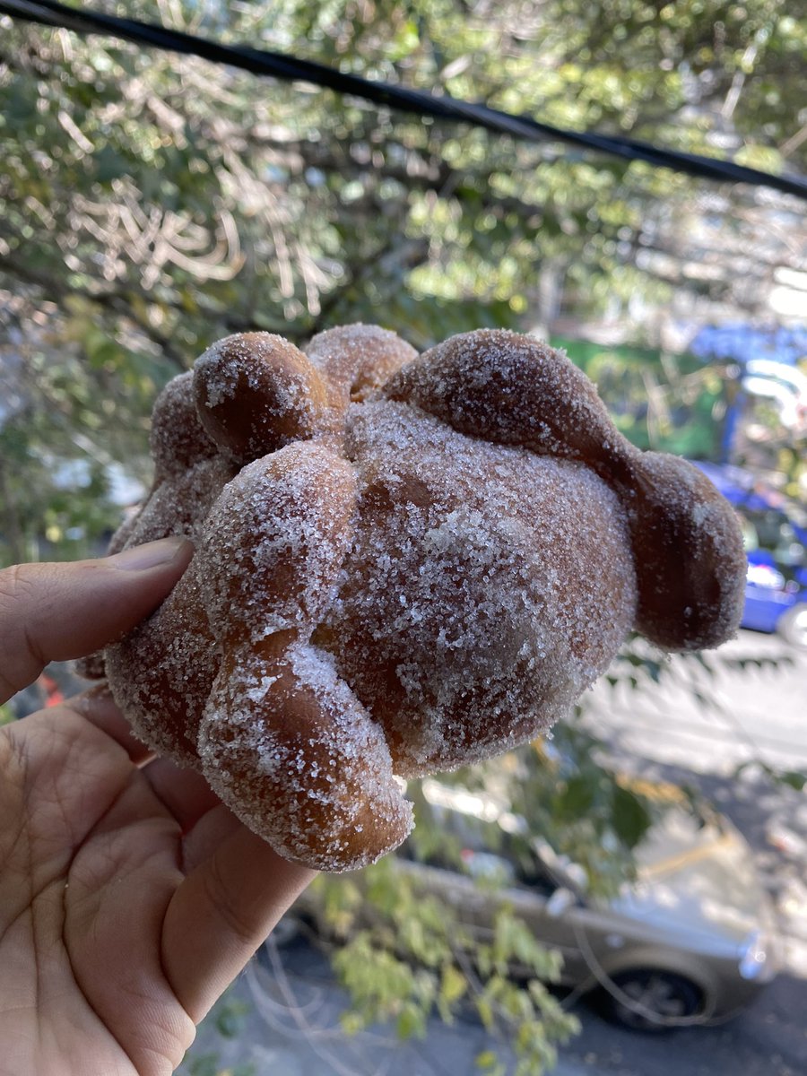 RodrigoDelgado's tweet photo. Llegamos al 45to. Pan del #PanDeMuertoChallenge y este fue de @AlpacaBakery ; resultó ser un buen pan, con mucho sabor a naranja, podría estar caramelizada. Muy buen dorado por fuera y suave por dentro... Muy rico, sin ser el mejor… https://t.co/5RBcLbqFGZ
