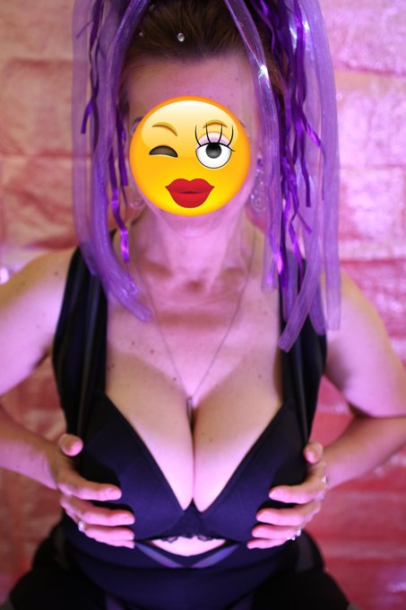 Trying out some new #halloween #costumes ! https://t.co/BRCzRd6UtE<a href="/tag/halloween"class="tags">#halloween</a><a href="/tag/costumes"class="tags">#costumes</a>