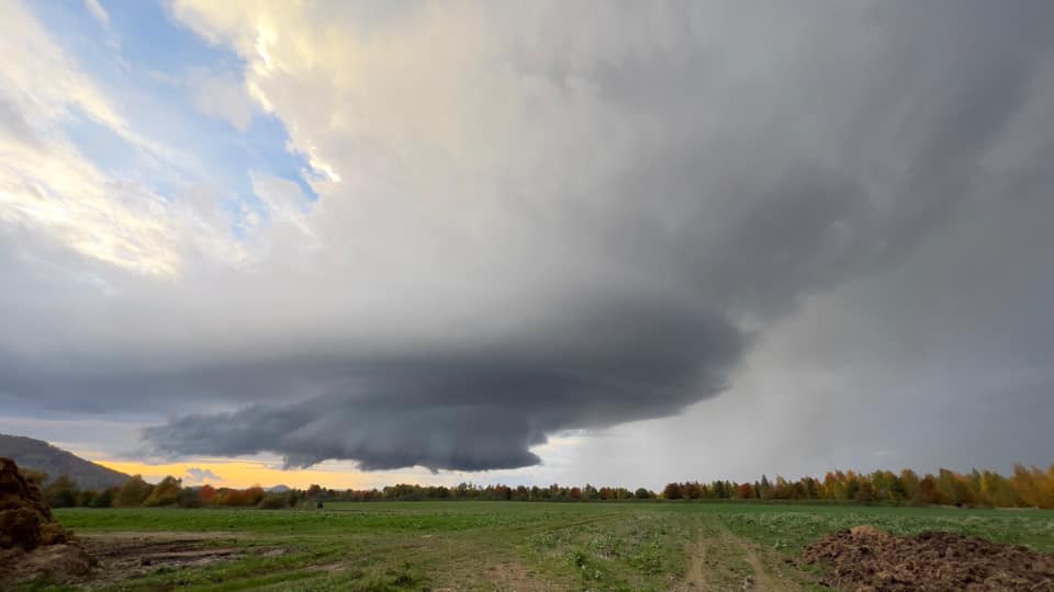 The northern Czech Republic has just experienced several low-topped supercells with great structure. CAPE was around 200 J/kg, hodographs long and straight. This photo was taken by Adela Hozakova, and can be found here: facebook.com/groups/9112633…