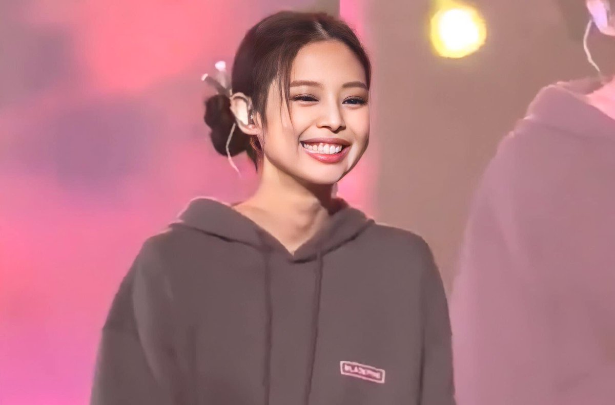 jnlesy's tweet photo. she’s so cute #JENNIE 🥺 https://t.co/n5x0B1iOWe