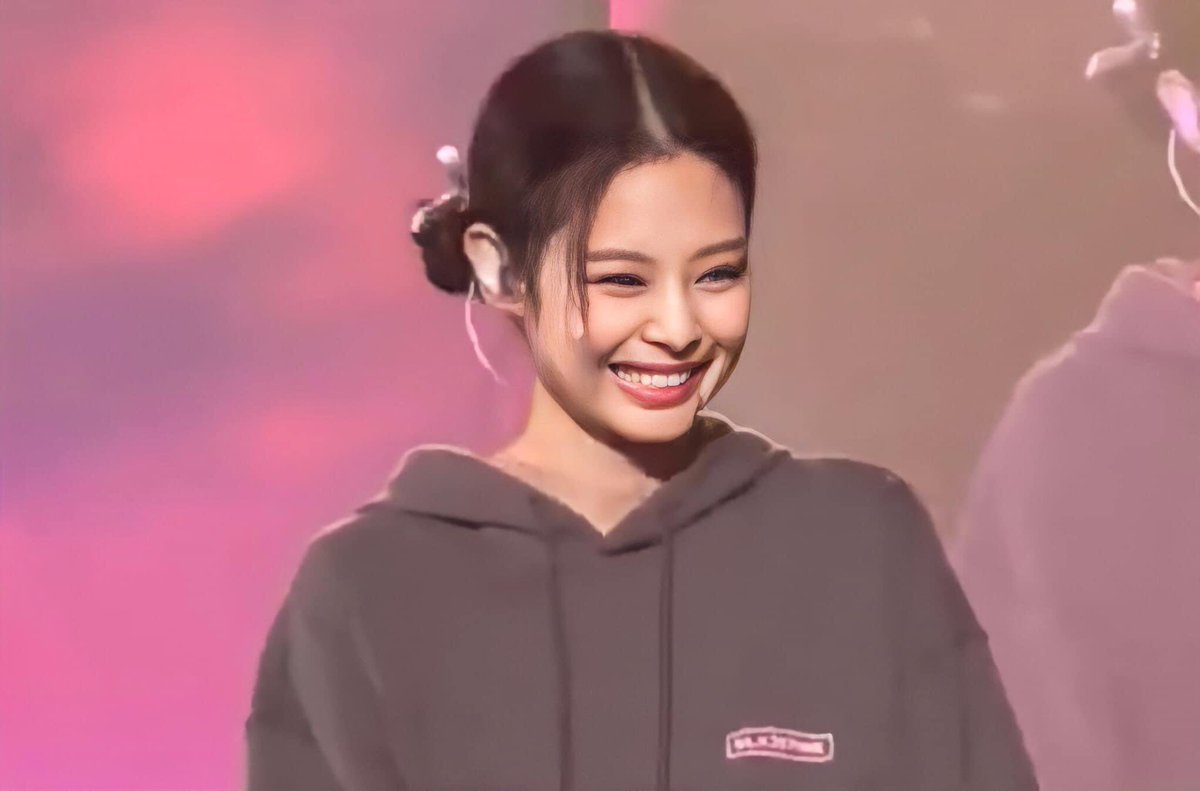 jnlesy's tweet photo. she’s so cute #JENNIE 🥺 https://t.co/n5x0B1iOWe