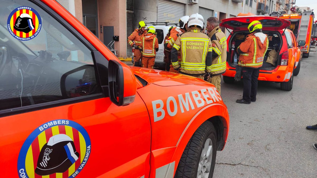 BombersValencia's tweet photo. Imatges incendi d’aparcament a una finca a #Alboraia. Intervenció conjunta @BombersValencia i @bomberosvlc. Recordem que hi ha hagut 1 víctima mortal i 1 persona atesa per sanitaris https://t.co/i6c9thmiHz