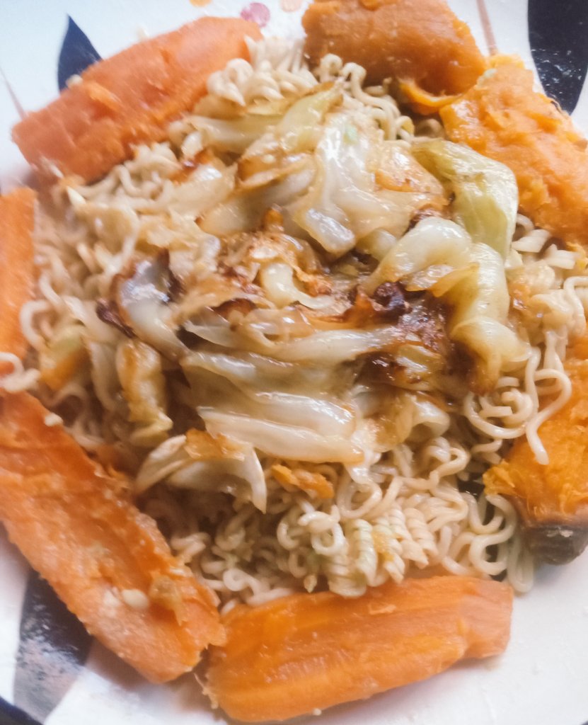 DoreneShaver1's tweet photo. #friedcabbage #sweetpotato #carrots #noodles #sesonings ๐งก๐๐๐ https://t.co/LnRuekY1fv