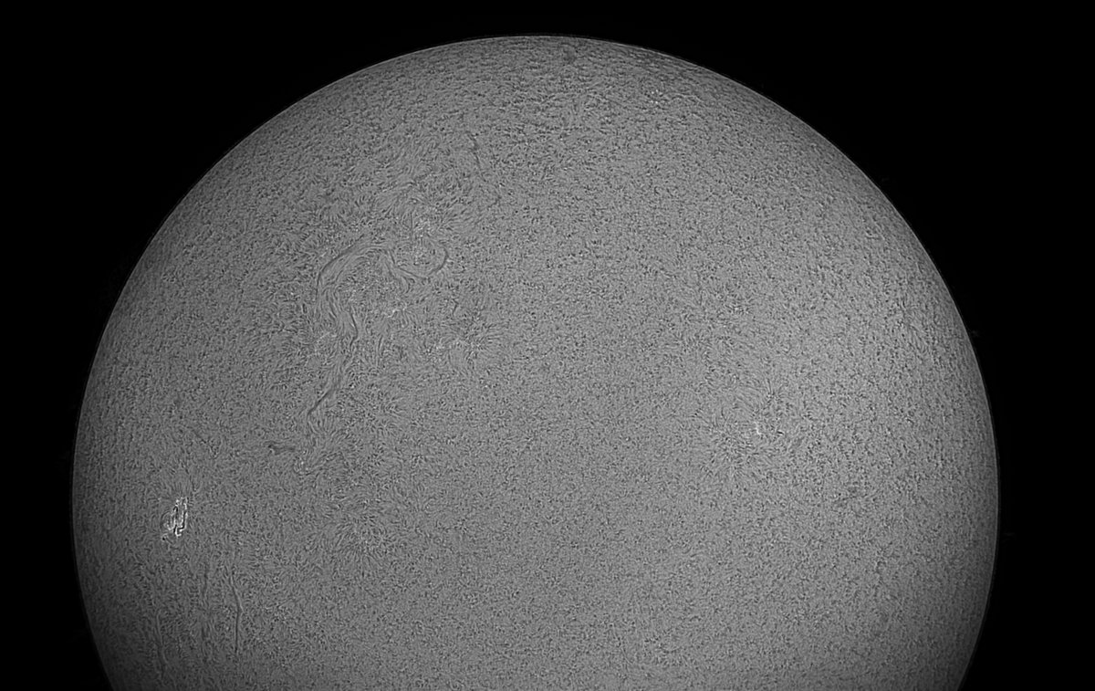 CarbonRobot's tweet photo. Solar setup, gives half sun view. Good not to have it swinging about on a diagonal. #astrophotography #solarscope #telescope #sun #Quark https://t.co/bZoxwREvpQ