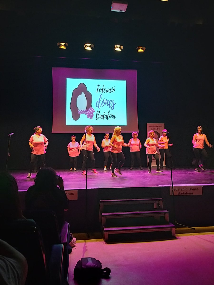 alex_montornes's tweet photo. Festival de la @FederacioDones, reivindicació, música, balls i humor. El fil lila de lluita amb una llarga història a #Badalona, la defensa d'aquesta idea tant fàcil d'entendre com q ningú és més q ningú: mateixes oportunitats i drets. La lluita avui és més viva que mai. https://t.co/9KaTmEgBzs