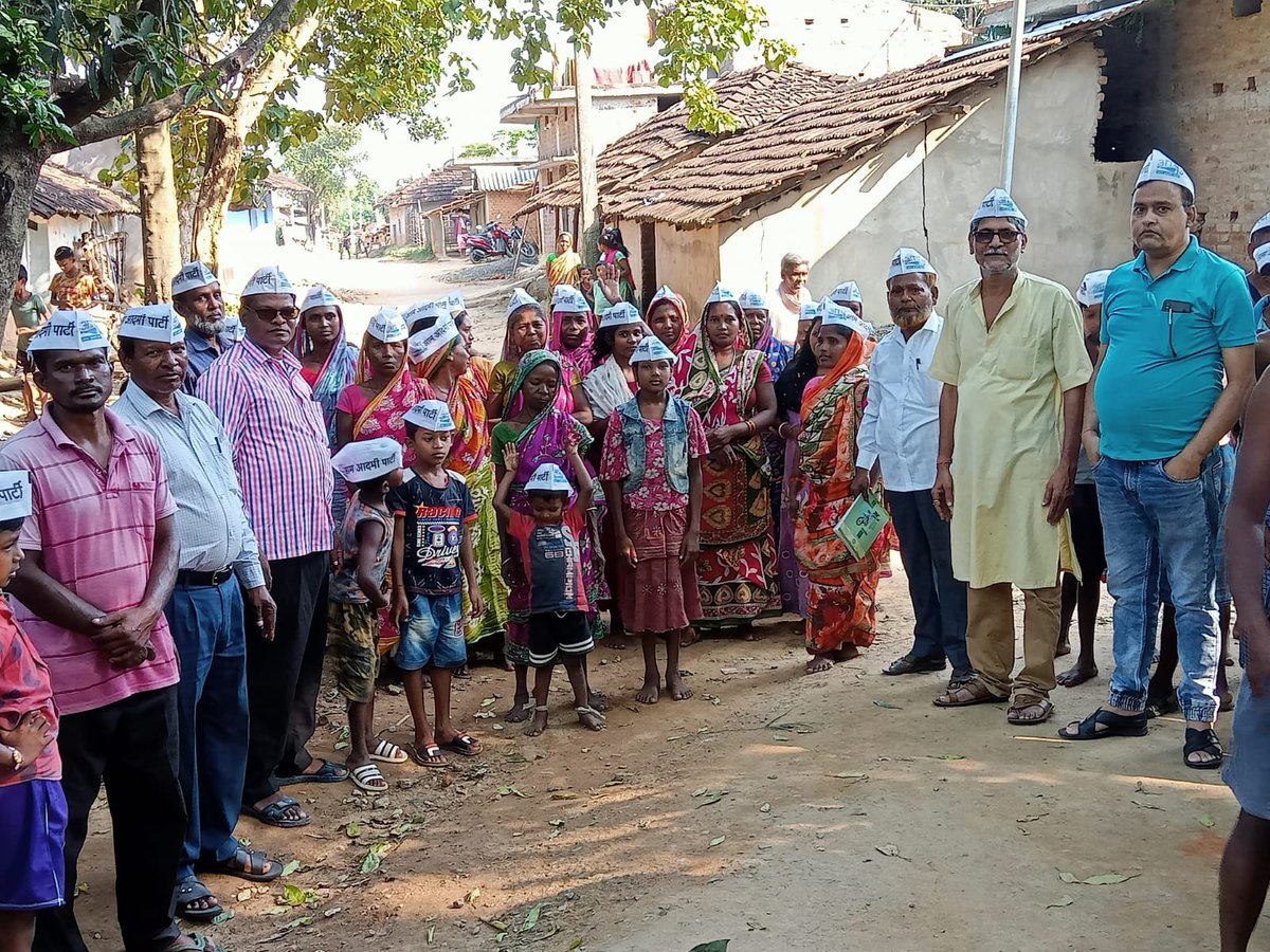 AAP4Jharkhand's tweet photo. दुमका में प्रदेश उपाध्यक्ष व्यास उपाध्याय की उपस्थिति में दर्जनों जेएमएम और भाजपा कार्यकर्ताओं ने आम आदमी पार्टी की सदस्यता ग्रहण की,साथ ही संथाल परगना को बीजेपी और जेएमएम के गठजोड़ से मुक्त कर विकास की ओर ले जाने का संकल्प लिया।सभी ने अरविंद केजरीवाल के विकास मॉडल की तारीफ की । https://t.co/GGiZieevId