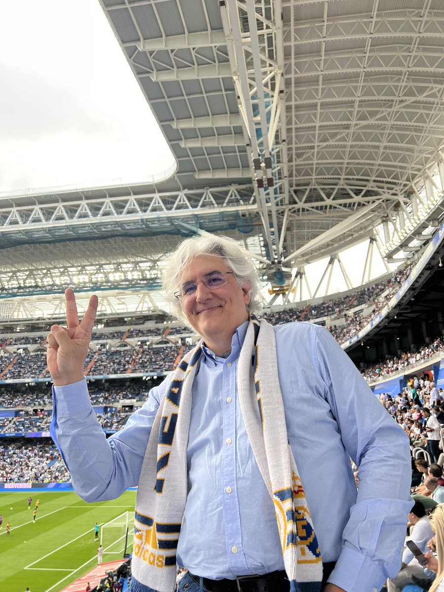 Frikidoctor's tweet photo. Gran tarde de fútbol hoy en #SantiagoBernabéu y además ha ganado el @realmadrid. Me voy contento a casa que a las 21:00 hay directo https://t.co/XfN7AsFbLE