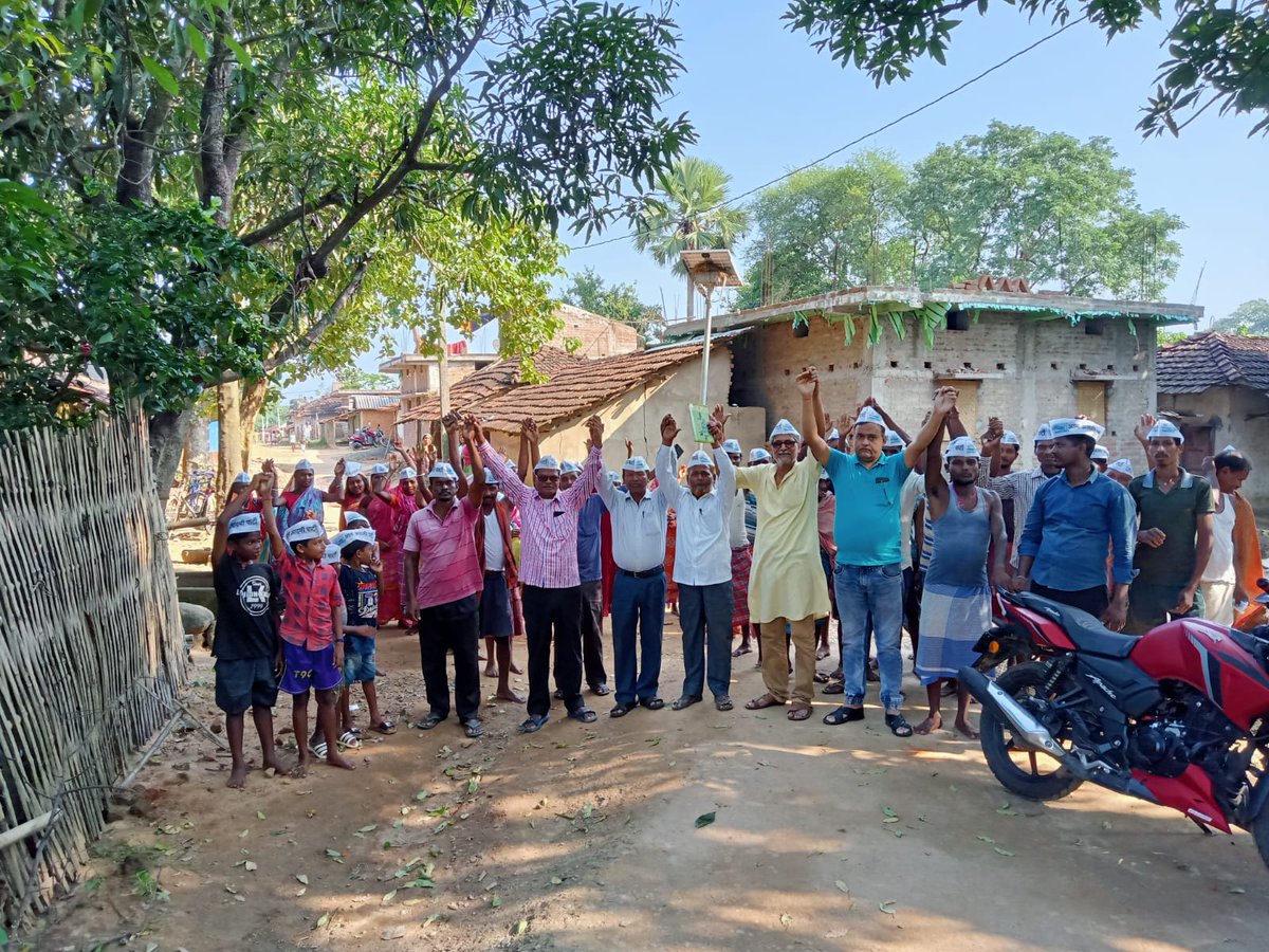 AAP4Jharkhand's tweet photo. दुमका में प्रदेश उपाध्यक्ष व्यास उपाध्याय की उपस्थिति में दर्जनों जेएमएम और भाजपा कार्यकर्ताओं ने आम आदमी पार्टी की सदस्यता ग्रहण की,साथ ही संथाल परगना को बीजेपी और जेएमएम के गठजोड़ से मुक्त कर विकास की ओर ले जाने का संकल्प लिया।सभी ने अरविंद केजरीवाल के विकास मॉडल की तारीफ की । https://t.co/GGiZieevId
