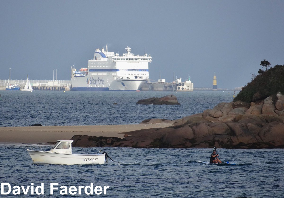 faerder46's tweet image. The morning view from the Brittany town of Carentec. The ferry “Armorique” taking her morning rest at Roscoff’s Port de Bloscon ahead of her sailing to Plymouth.@VilleRoscoff @BrittanyFerries #carentec #brittanyferries #roscoff