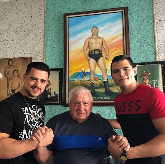 luchalibreonlin's tweet photo. Lamentamos informar el fallecimiento de Humberto Garza, patriarca de la dinastía Garza, abuelo de Angel Garza y Humberto Carrillo. Mis condolencias a su familia, en especial a Garza y Carrillo. Que descanse en paz. https://t.co/USV1FsVKai