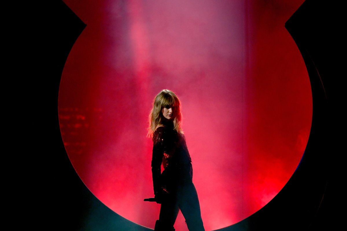pieetrotaylorsv's tweet photo. #12DaysOfTaylor
Day 8: i did something bad amas 2018 https://t.co/gKp0rnQTFt