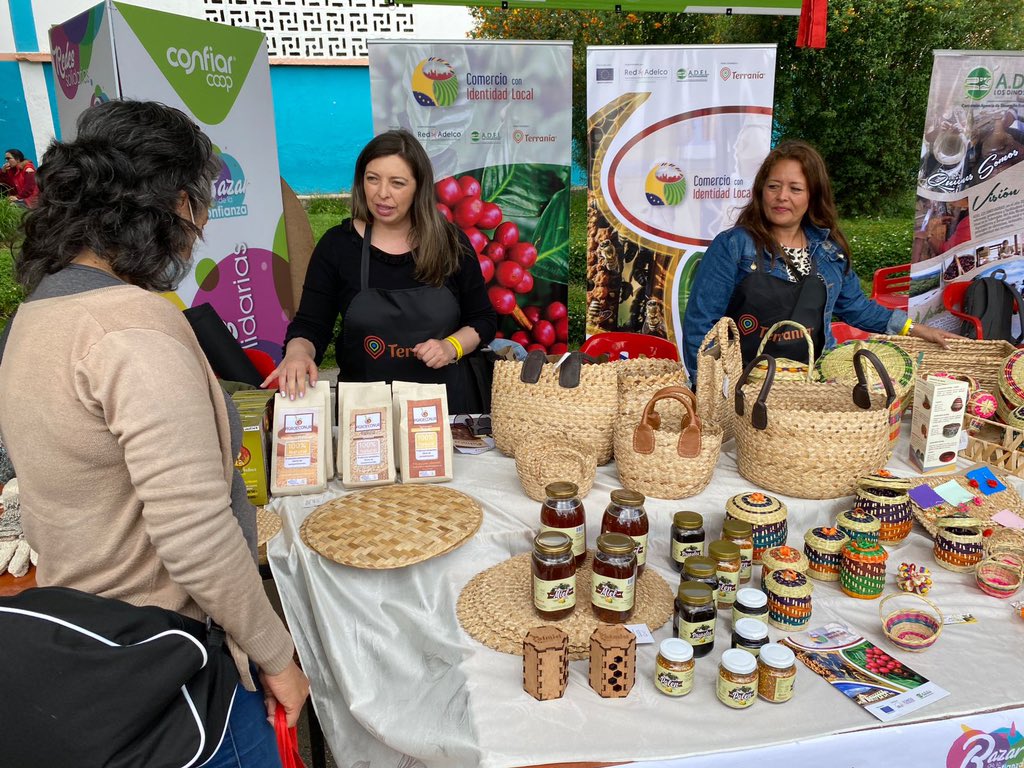RedAdelco's tweet photo. Hoy con #ComercioConIdentidadLocal y #Terranía estamos en el Bazar de la Confianza @MujeresConfiar en Duitama. Visibilizando productos de las OSC de Nariño, Arauca y Boyacá y dinamizando economías locales #ConLaSociedadCivil https://t.co/hIoLYNdZER