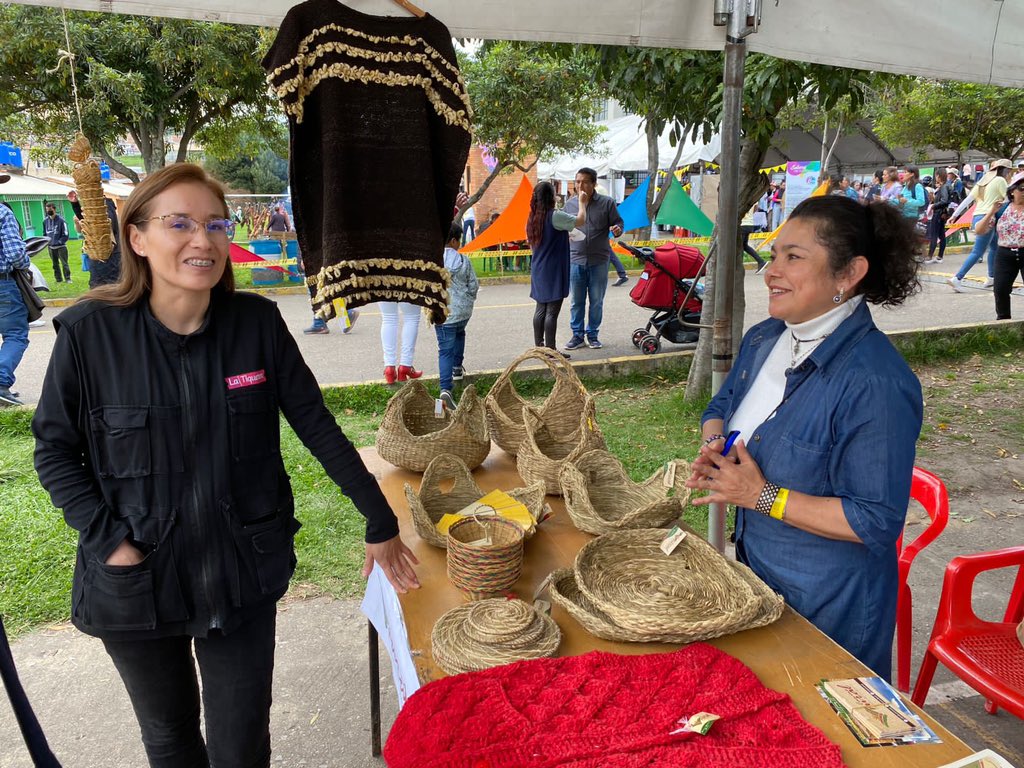 RedAdelco's tweet photo. Hoy con #ComercioConIdentidadLocal y #Terranía estamos en el Bazar de la Confianza @MujeresConfiar en Duitama. Visibilizando productos de las OSC de Nariño, Arauca y Boyacá y dinamizando economías locales #ConLaSociedadCivil https://t.co/hIoLYNdZER