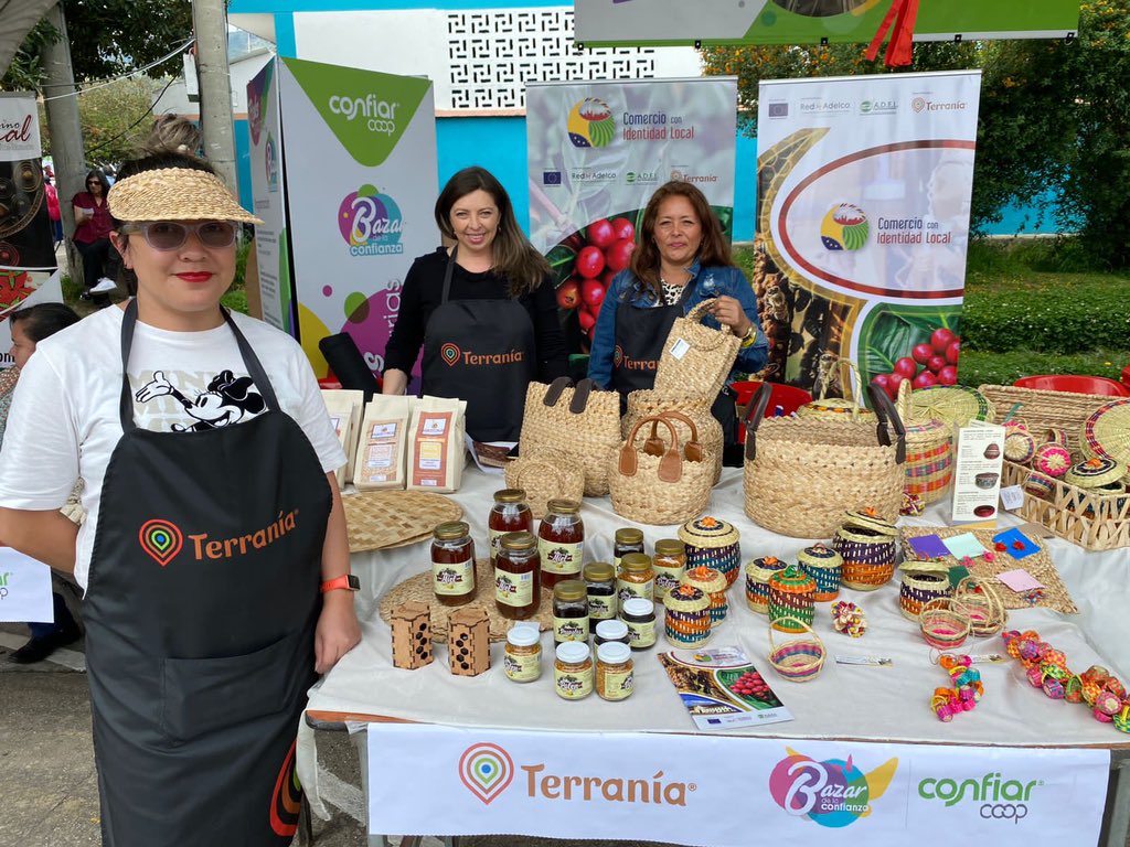 RedAdelco's tweet photo. Hoy con #ComercioConIdentidadLocal y #Terranía estamos en el Bazar de la Confianza @MujeresConfiar en Duitama. Visibilizando productos de las OSC de Nariño, Arauca y Boyacá y dinamizando economías locales #ConLaSociedadCivil https://t.co/hIoLYNdZER