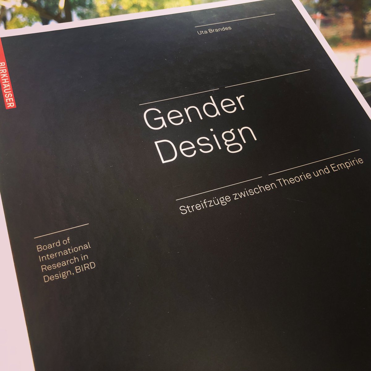 BIRD___NERD's tweet photo. In ihren Streifzügen zwischen Theorie und Empirie (2017) erörtert Uta Brandes die grundsätzliche Notwendigkeit der Einbeziehung von Gender in den Designprozess und stellt exemplarisch Design(forschungs)projekte zu #genderdesign vor. @Birkhauser //
https://t.co/D4zHNZ7J66 https://t.co/MbNwlkg4JI