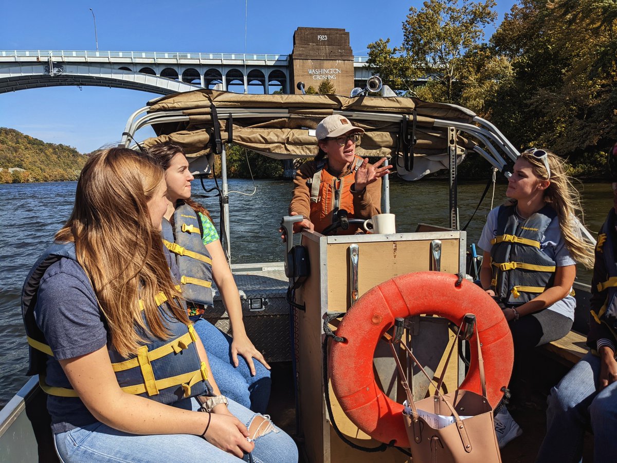 AlleghenyCW's tweet photo. CleanWays Crew had a great time yesterday meeting community members & educating them about litter and dumping in our region at the Clean Water Festival. The beautiful fall scenery did not disappoint during our boat rides! #CleanWaterAct #TirelessProject #DumpBusters #Litter https://t.co/9HfgJ2Sz0W