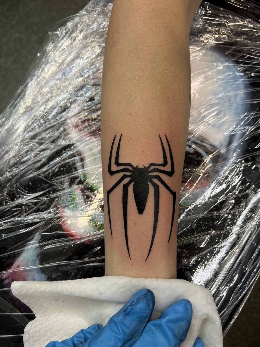 Spiderman Logo Tattoo #SpiderMan #spidermantattoo #blackworktattoo #smalltattoo #marvel #amsterdamtattoo #claudiafedorovici