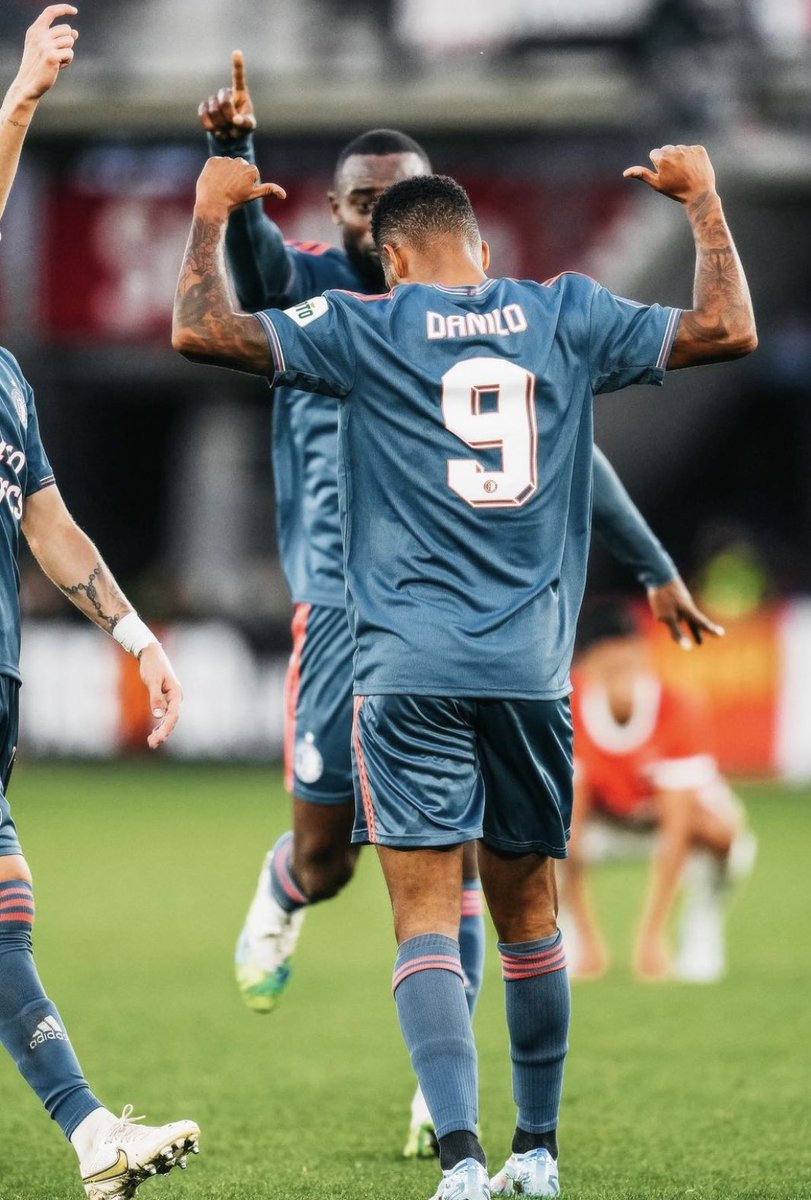 TomFR1908's tweet image. Geert die Danilo naar de supporters stuurt om het doelpunt te vieren ❤️

#NoLutsNoGlory ☝️